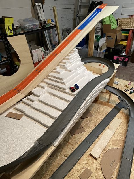 Build journal: Mountain Dash Rally Track - Redline Derby Racing Hot Wheels Track Ideas, Pinewood Derby Cars Templates, Hot Wheels Race Track, Hot Wheels Track Builder, Make A Boat, Pinewood Derby Cars, Hot Wheels Track, Derby Cars, Slot Car Tracks