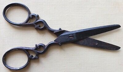 Antique Scissors, Vintage Scissors, Sewing Scissors, Antique Tools, Photo Reference, Leg Tattoos, Tattoo Style, Vintage Sewing, I Tattoo