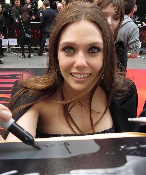 Elizebeth Olsen, Lizzie Olsen, Elizabeth Olsen Scarlet Witch, Scarlet Witch Marvel, Marvel Girls, Girl Celebrities, Marvel Women, Elizabeth Olsen, Scarlet Witch