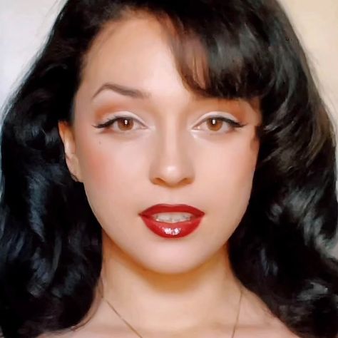 Jessica Vill, Vintage Haircut, Old Hollywood Makeup, Makeup For Downturned Eyes, Marilyn Monroe Makeup, Fashion Youtubers, Marilyn Monroe Hair, Hollywood Vibes, Vintage Makeup Looks