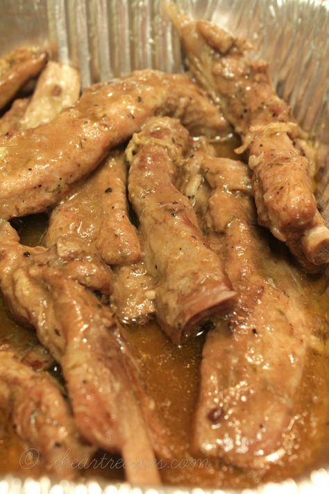 How to make the best southern, soul food style southern smothered ribs with a homemade onion & garlic gravy! My mom use to always make smothered ribs. She smothered the ribs in a nice homemade … Smothered Ribs, Garlic Gravy, Southern Soul Food, Best Easy Recipes, I Heart Recipes, Crockpot Ribs, Heart Recipes, Pork Rib Recipes, Southern Recipes Soul Food