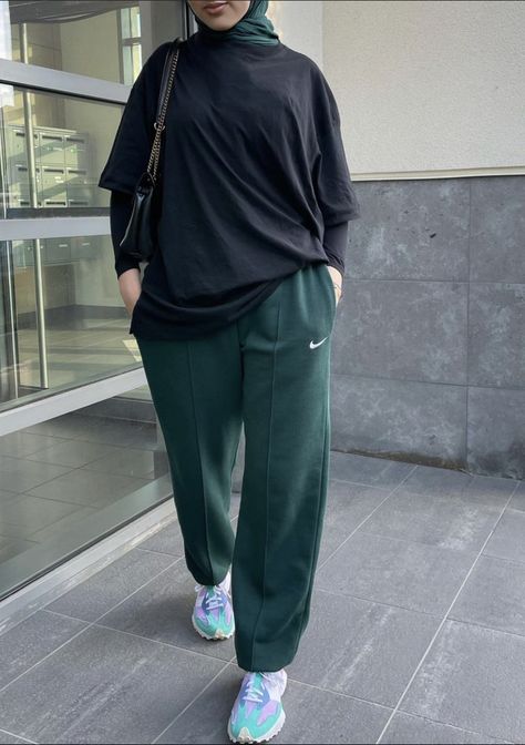 Athletic Modest Outfits, Modest Activewear Outfits, Modest Gym Outfits Aesthetic, Ootd Gym Hijab, Gym Outfit Modest, Modest Workout Outfits For Women, Style Olahraga Hijab, Hijabi Gym Outfits, Modest Gym Clothes