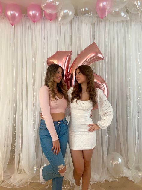 Birthday Pictures Ideas With Friends, Bday Photo Backdrop, Casual Sweet 16 Party Ideas, 16 Birthday Party Pictures, Birthday Picture Backdrop, Sweet Sixteen Photo Booth, B Day Fits, Birthday Party Picture Ideas, Birthday Photo Ideas With Friends