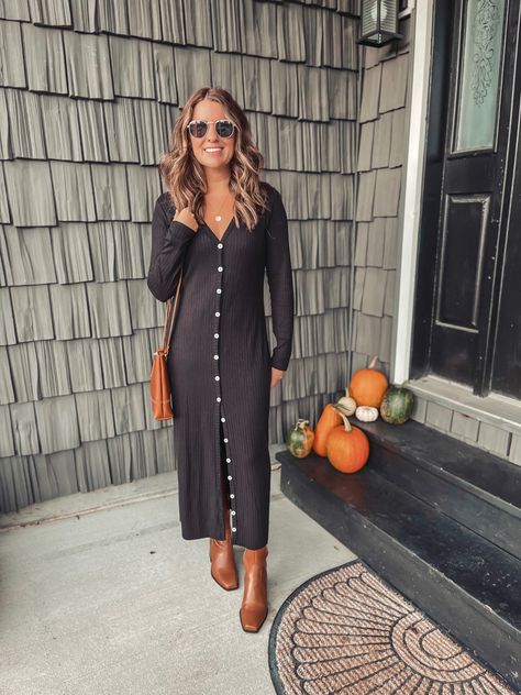 Girl smiling wearing a midi black dress with white buttons on the front. Wearing tall brown boots and carrying a small brown bag. Brown hair and sunglasses. Brown Boots Outfit Fall, Tall Brown Boots Outfit, Boots Outfit Brown, Ribbed Dress Outfit, Button Dress Outfit, Boots Outfit Casual, 2023 Boots, Tall Boots Outfit, Birkenstock Boston Outfit