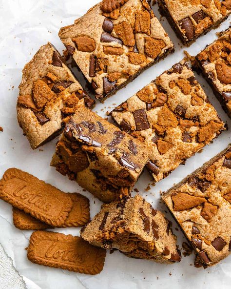 If you're a lover of sweet treats, you're going to love these Vegan Biscoff Blondies. They're incredibly fudgy, sweet, chocolatey and so delicious! #plantbasedonabudget #biscoff #blondies #vegan Vegan Biscoff Blondies, Gluten Free Blondies, Biscoff Blondies, Vegan Blondies, Biscoff Cookie Butter, Chocolate Pairings, Pastry Desserts, Vegan Dessert, Christmas Cooking