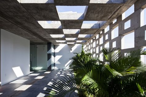 Binh Thanh House / Vo Trong Nghia Architects + Sanuki + Nishizawa architects Vo Trong Nghia, Wall Renovation, Concrete Block Walls, Mid Century Architecture, Light Shadow, Concrete House, Da Nang, Contemporary Architecture, Interior Architecture Design