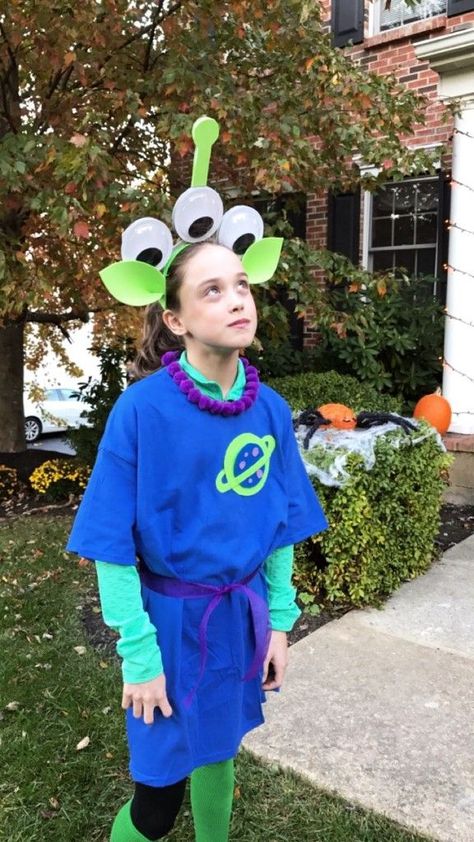 DIY Halloween costume idea Toy Story alien tutorial. #toystory #halloweencostume #halloween #diyhalloween Diy Alien Costume, Alien Costume Women, Diy Alien, Toy Story Alien Costume, Disfraz Toy Story, Education Tattoos, Toy Story Halloween, Alien Halloween, Movie Halloween Costumes