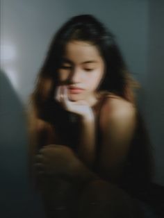 Ideas For Indoor Photoshoot, Cool Indoor Photoshoot Ideas, Indoor Aesthetic Pictures, Night Indoor Photoshoot, Blurred Photo Ideas, Indoor Portrait Ideas, Indoor Pose Ideas, Blurred Portrait Photography, Indoor Night Photoshoot Ideas