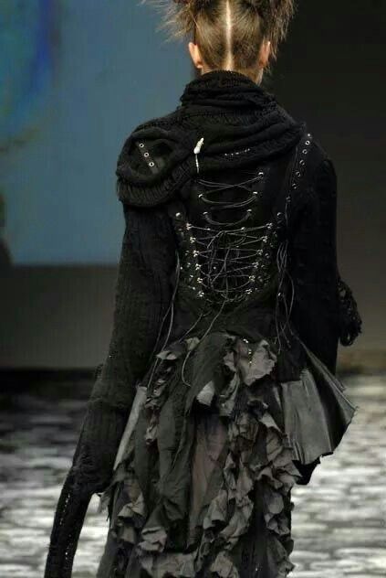 H Naoto, Mode Tips, Apocalyptic Fashion, Woman In Black, Tokyo Fashion, Runway Collection, Yohji Yamamoto, Dark Fashion, Looks Style