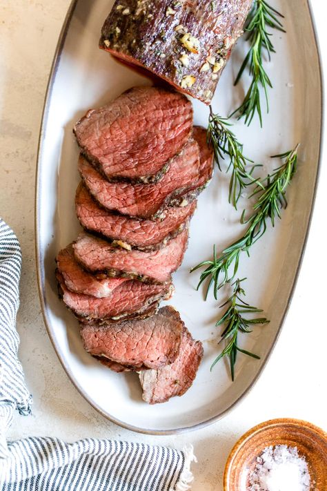 This Hands-Off Medium-Rare Roast Beef recipe is the ONLY way I'll be making my roast beef from now on. It’s so easy and delicious! #beef #roast #highprotein #holidayrecipes #dinner Skinnytaste Dinner, Perfect Roast Beef, Roast Beef Recipe, Rare Roast Beef, Beef Tenderloin Roast, Cooking Roast Beef, Beef Roast, Roast Beef Recipes, Skinnytaste Recipes