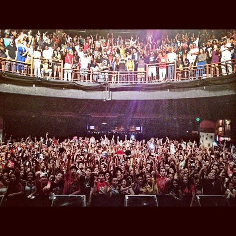 Stage view of audience Aesthetic Future, Crowd Drawing, I Am A Singer, Aesthetic Concert, Career Lifestyle, Concert Crowd, Big Crowd, Stage Background, Singing Career