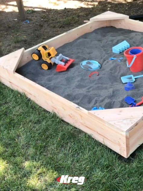 Sandbox Diy, Simple Sandbox, Sandbox Plans, Diy Backyard Movie, Build A Sandbox, Backyard Sandbox, Wooden Sandbox, Backyard Movie Theaters, Diy Sandbox