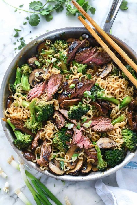 Asian Marinated Steak with Ramen Noodles | foodiecrush.com #steak #asian #marinade #ramen #noodles #stirfry Steak Ramen, Healthy Noodle Recipes, Steak And Broccoli, Ramen Stir Fry, Flank Steak Recipes, Ramen Noodle Recipes, Tandoori Masala, Beef And Broccoli, Steak And Mushrooms