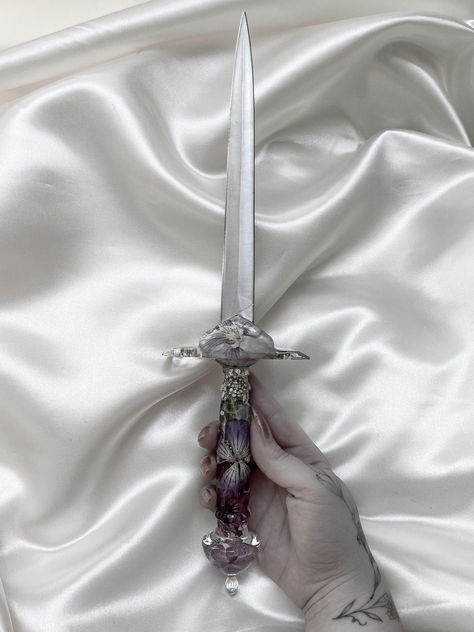 Fantasy Dagger Art, Dagger Designs Ideas, Swords Aesthetic, Dagger Aesthetic, Dagger Design, Fantasy Dagger, Elven Queen, Knife Aesthetic, Pretty Knives