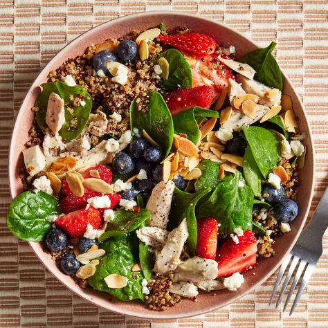 Spinach Salad with Quinoa, Chicken & Fresh Berries Salad With Quinoa, Spring Lunch, Easy Breakfast Brunch, Lunch Planning, Lunch Appetizers, Easy Lunch Recipes, Healthy Eating For Kids, Salad Side Dishes, Spinach Salad