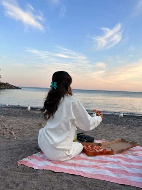 Picnic Ideas Pictures, Beach Picnic Inspo Pics, Picnic At The Beach Outfit, Beach Picnic Pictures Poses, Sunset Picnic Pictures, Beach Picnic Photos, Winter Beach Picnic, Solo Beach Pics Aesthetic, Picnic Beach Outfit