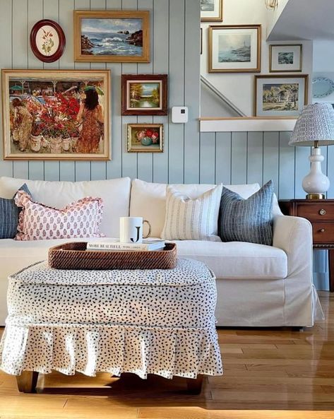 Old Cottage Living Room, Modern Cottage Living Room Ideas, Cozy Living Rooms Aesthetic, Lake Living Room, Blue Living Rooms, Modern Cottage Living Room, Basic Sewing Machine, Cozy Cottage Living Room, 1940s Cottage