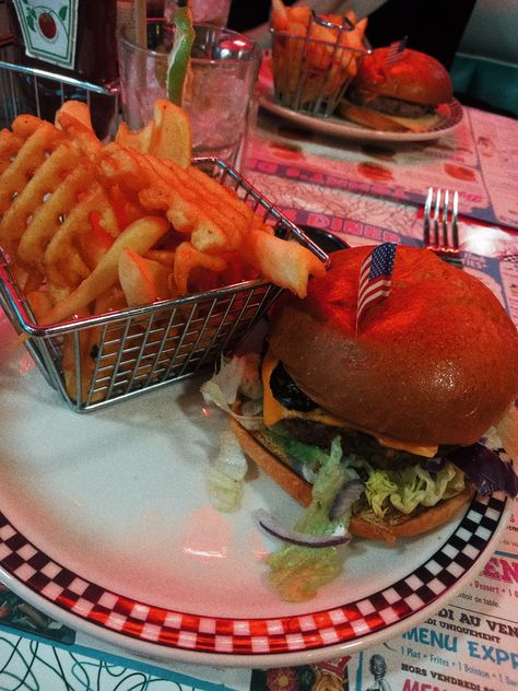 Aesthetic Diner Food, 1960s Diner Aesthetic, 50s America Aesthetic, Burger Diner Aesthetic, 90s Diner Aesthetic, Old Diner Aesthetic, 50s Restaurant, 50s Food, Midnight Burger