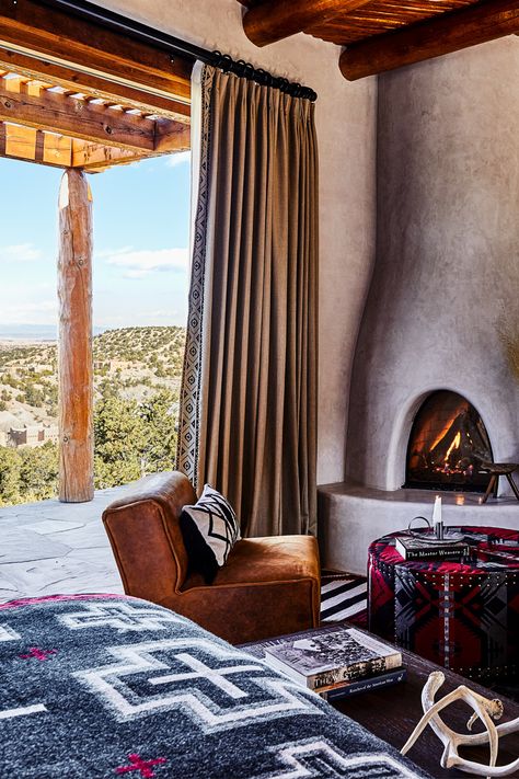 Southwest Inspired Living Room, Santa Fe Interior Design, Santa Fe Style Decor, Southwest Living Room, Santa Fe Interiors, Southwest Interior, Southwest Architecture, Southwest Living, New Mexico Style