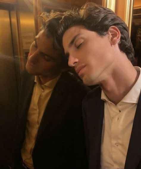 Italian Boys Aesthetic, Ares Windsor, Nyc People, Man Aesthetic, Spanish Men, In The Pale Moonlight, Italian Boys, Saint Vincent, Model Aesthetic