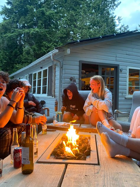 Cabin With Friends Aesthetic, Cottage With Friends, Fire With Friends, Canadian Summer, Cabin Trip, College Aesthetic, Summer Plans, Summer Goals, Teen Life