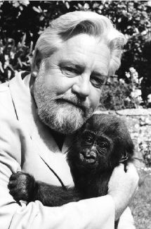 Gerald Durrell Gerald Durrell Books, Gerald Durrell, Science Quiz, Garden Of The Gods, Writers And Poets, Love To Meet, Important People, World Of Books, Photo Art Gallery