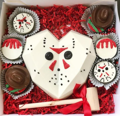 Halloween Breakable Heart, Halloween Berries, Breakable Heart Ideas, Halloween Chocolate Covered Strawberries, Fall Winter Desserts, Cakesicles Ideas, Strawberry Business, Cake Pucks, Halloween Boxes