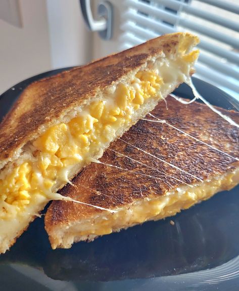 Egg Grilled Cheese Sandwich, Scrambled Egg Sandwich, Egg Sandwich Recipe, Scrambled Eggs With Cheese, Egg Sandwich Breakfast, Egg Grill, Egg And Cheese Sandwich, Fluffy Scrambled Eggs, Grill Cheese Sandwich Recipes