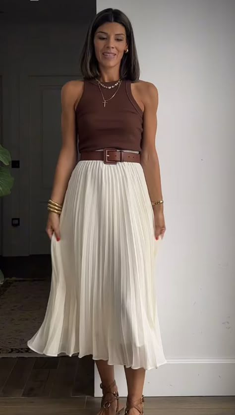 Midi Skirt Work Outfit Summer, Pleated Skirt Outfit Office, Satin Skirt Outfit Summer, Long White Skirt, Outfit Elegantes, Pleated Skirt Outfit, White Long Skirt, Look Office, Pleated Skirt Dress