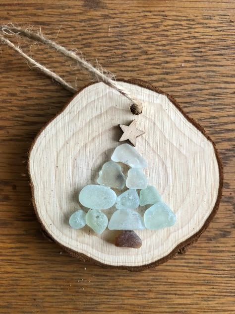 Eco Christmas Decorations, Beach Glass Projects, Seaglass Christmas, Sea Glass Christmas, Christmas Pebble Art, Sea Glass Art Diy, Sea Shells Diy, Sea Glass Art Projects, Seaglass Art