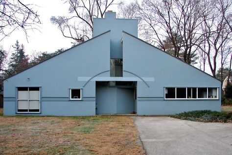 Seven of Robert Venturi's best postmodern projects Architecture Writing, Vanna Venturi House, Architect Career, Denise Scott Brown, Robert Venturi, Architecture Career, Post Modern Architecture, Simple Floor Plans, Louis Kahn