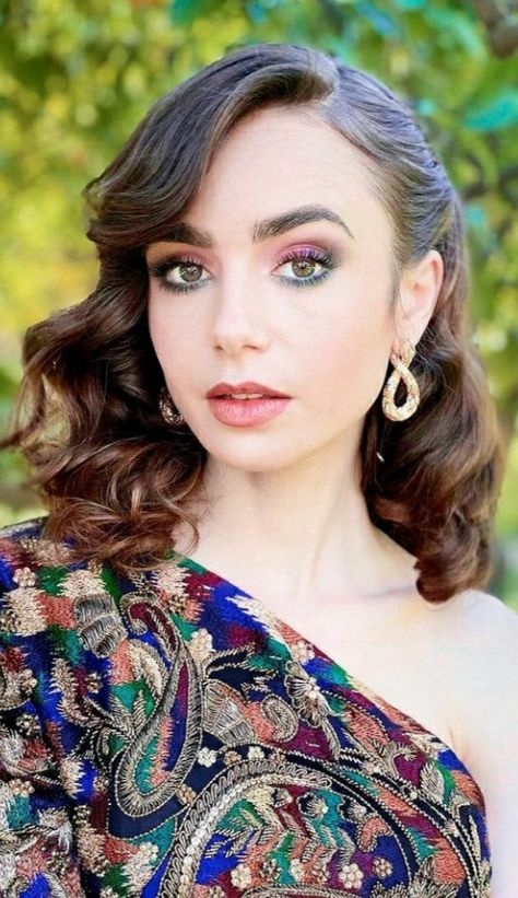 Lily Jane Collins, Lily Collins Style, Sarah Shahi, Celebrity Makeup Looks, Eye Makeup Styles, Phil Collins, Emily In Paris, Makeup Style, Lily Collins