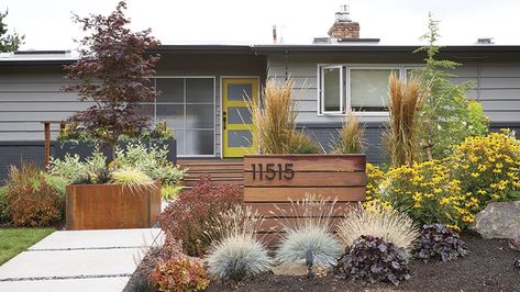 The front yard of this mid-century home's garden went from weedy to wonderful. The secret is low-maintenance plants that provide color all year. Modern Landscaping Front Yard, Mid Century Modern Landscaping, Mid Century Landscaping, Xeriscape Front Yard, Modern Front Yard, Front Yard Design, Front Landscaping, Garden Makeover, Front House Landscaping