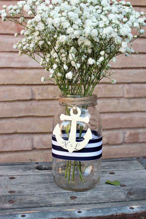 Décoration marine maison: 25 inspirations  et idées estivales! Anchor Centerpiece, Deco Theme Marin, Nautical Wedding Centerpieces, Nautical Centerpiece, Theme Bapteme, Boat Theme, Wedding Jars, Nautical Bridal Showers, Deco Marine