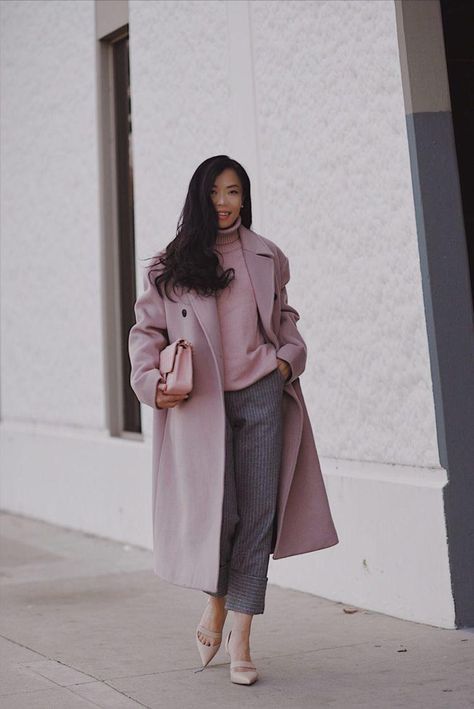 Pink Coat Outfit Winter Street Style, Pastel Coat Outfit, Pink Coat Street Style, Pink Sweater Outfit Winter, Pink Coat Outfit Winter, Grey Dress Pants Outfit, Pink Coat Outfit, Pink Sweater Outfit, Coat Outfit Ideas