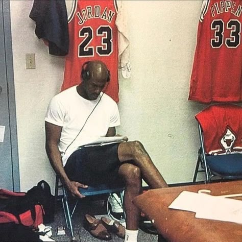 Jordan Pictures, Michael Jordan Photos, Michael Jordan Pictures, Street Basketball, Jordan Photos, Michael Jordan Basketball, Nba Fashion, Michael Jordan 23, Bola Basket