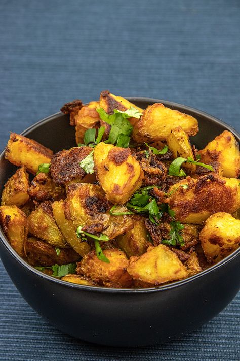 Different Ways To Make Potatoes, Ways To Make Potatoes, Lebanese Potatoes, Indian Potato Recipes, Batata Harra, Spicy Potatoes, Thanksgiving Side Dishes Healthy, Carrots Side Dish, Paleo Vegetarian Recipes