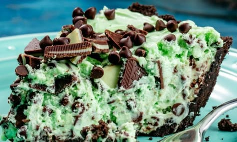 This no-bake mint chocolate chip pie is so easy to whip up, and it's delicious to boot. Mint Chocolate Chip Pie, Chocolate Mint Pie, Minty Desserts, Grasshopper Pie Recipe, Mint Pie, Mint Desserts, Chocolate Chip Pie, Grasshopper Pie, Chocolate Crust