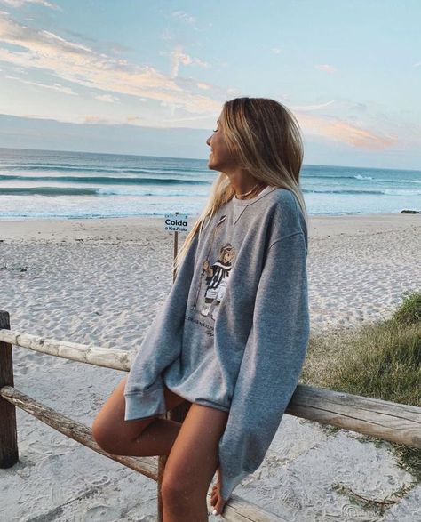 Beach Instagram Pictures, Beach Sweater, Beach Sweatshirt, Summer Picture Poses, Winter Beach, Beach Pictures Poses, Pic Pose, Instagram Pose, Instagram Photo Inspiration