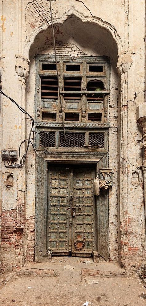 Punjab Architecture, Punjab Aesthetic, Old Punjab, Pakistani Architecture, Understairs Ideas, Indian House Design, Traditional Front Doors, Partition Door, History Of Pakistan