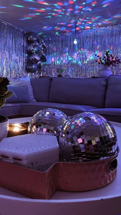 Disco House Party Decorations, New Year Eve Decorations Ideas, Disco Bday Party Decoration, New Years Themed Party, Disco Party Table Setting, House Party Lighting, Disco Party Theme Ideas, Disco Theme Backdrop, Glitz And Glam Party Theme Decoration