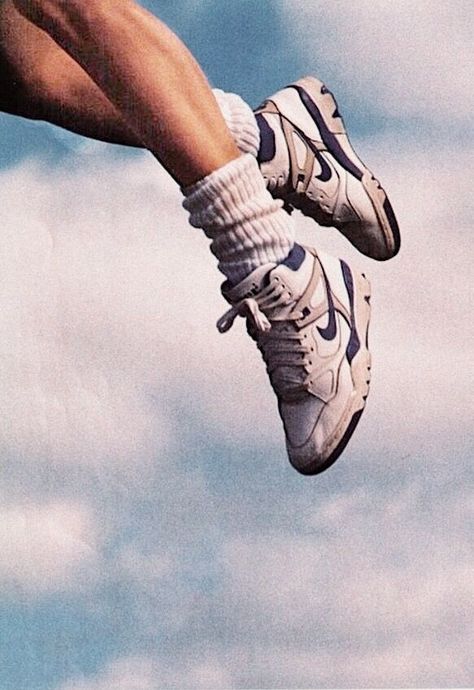 Old Nike Aesthetic, Old Nike, Nike Aesthetic, Old Nikes, Nike Poster, The Garden Of Words, Shoes Aesthetic, Vintage Sneakers, Photo Vintage