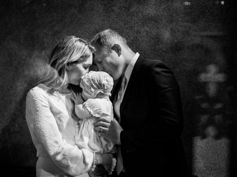 Foto Battesimo Photo Ideas, Christening Photoshoot Ideas, Christening Photoshoot, Baptism Photoshoot, Christening Photography, Baptism Photography, Christening Photos, Dedication Ideas, Business Portrait Photography