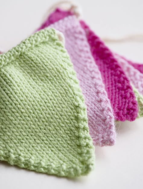 http://www.goodtoknow.co.uk/family/540120/knitted-bunting-pattern Knitting Garland, Knitted Bunting Ideas, Knitted Banner, Knitted Christmas Bunting Free Pattern, Knitting Bunting Patterns, Knitted Garland, Crocheted Bunting, Rocket Paper, Mini Crochet Bunting