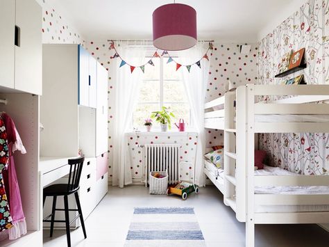 Brother Sister Bedroom, Shared Kids Rooms, Kids Room With Bunkbeds, Spotty Wallpaper, Cozy Family Home, Sister Bedroom, Kids Rooms Shared, Sister Room, Kids Shared Bedroom