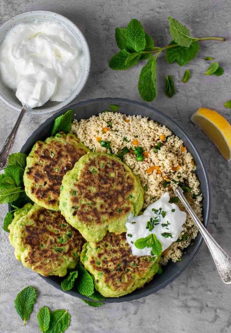 Four pea fritters in a bowl with a portion of couscous. and a dollop of greek yoghurt. Green Pea Fritters, Best Peas Recipe, Pea Fritters, Garden Peas, Pea Recipes, Green Peas, Frozen Peas, Side Dishes Easy, Couscous