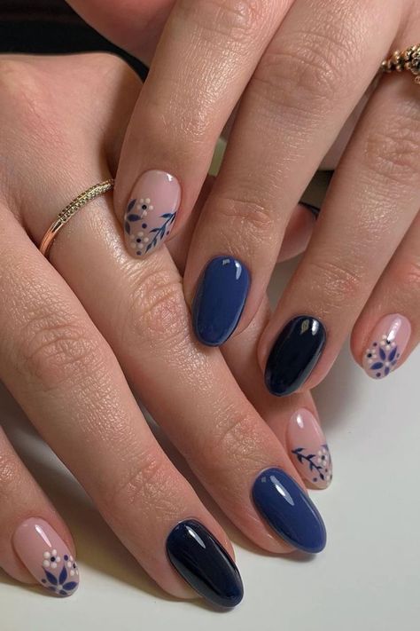 Blue Biab Nails Designs, Navy Summer Nails, Navy Flower Nails, Light Blue Floral Nails, Dark Blue Flower Nails, Simple Biab Nails, Nail Ideas For January, Short Nail Designs Blue, Blue Almond Nails Design