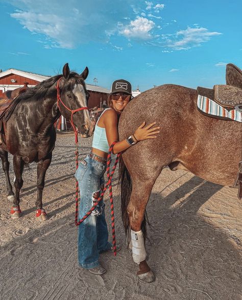 Country Girl Aesthetic, Country Best Friends, Photoshop Fails, Funny Horse Pictures, Foto Cowgirl, Western Girl Outfits, Pictures With Horses, Cowgirl Pictures, Country Girl Life