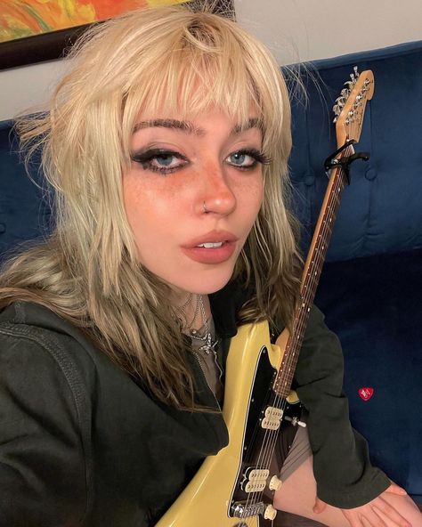 https://www.instagram.com/p/CUS0G_llWBl/?utm_medium=share_sheet Pandora Lestrange, Olivia Osby, Modern Grunge, Dark Makeup Looks, Banishing Spell, Sophie Thatcher, Hair Inspiration Short, Beauty Goals, Emo Girls