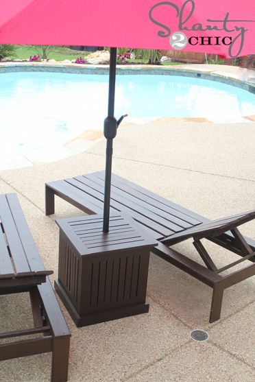 I can't believe these ladies made this pool side furniture out of pallets... FREAKING awesome !!!! these R my kind of ladies!!! Diy Outdoor Umbrella, Pottery Barn Outdoor Furniture, Pottery Barn Outdoor, Outdoor Umbrella Stand, Outdoor Sitting Area, Patio Umbrella Stand, Diy Outdoor Furniture Plans, Outdoor Furniture Plans, Patio Diy